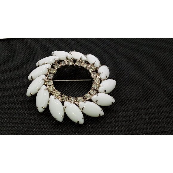 Vintage Large Milk Glass Round Brooch - Picture 4 of 6